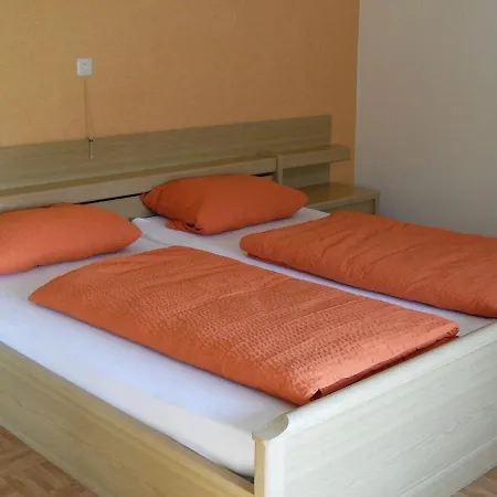 Spacious Farmhouse In With Garden * Üxheim
