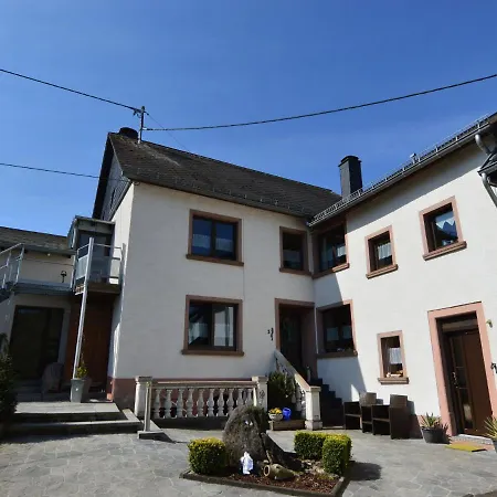 Spacious Farmhouse In With Garden Appartement Üxheim