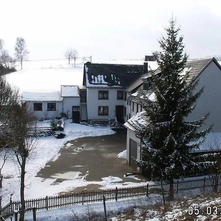 Spacious Farmhouse In With Garden Üxheim
